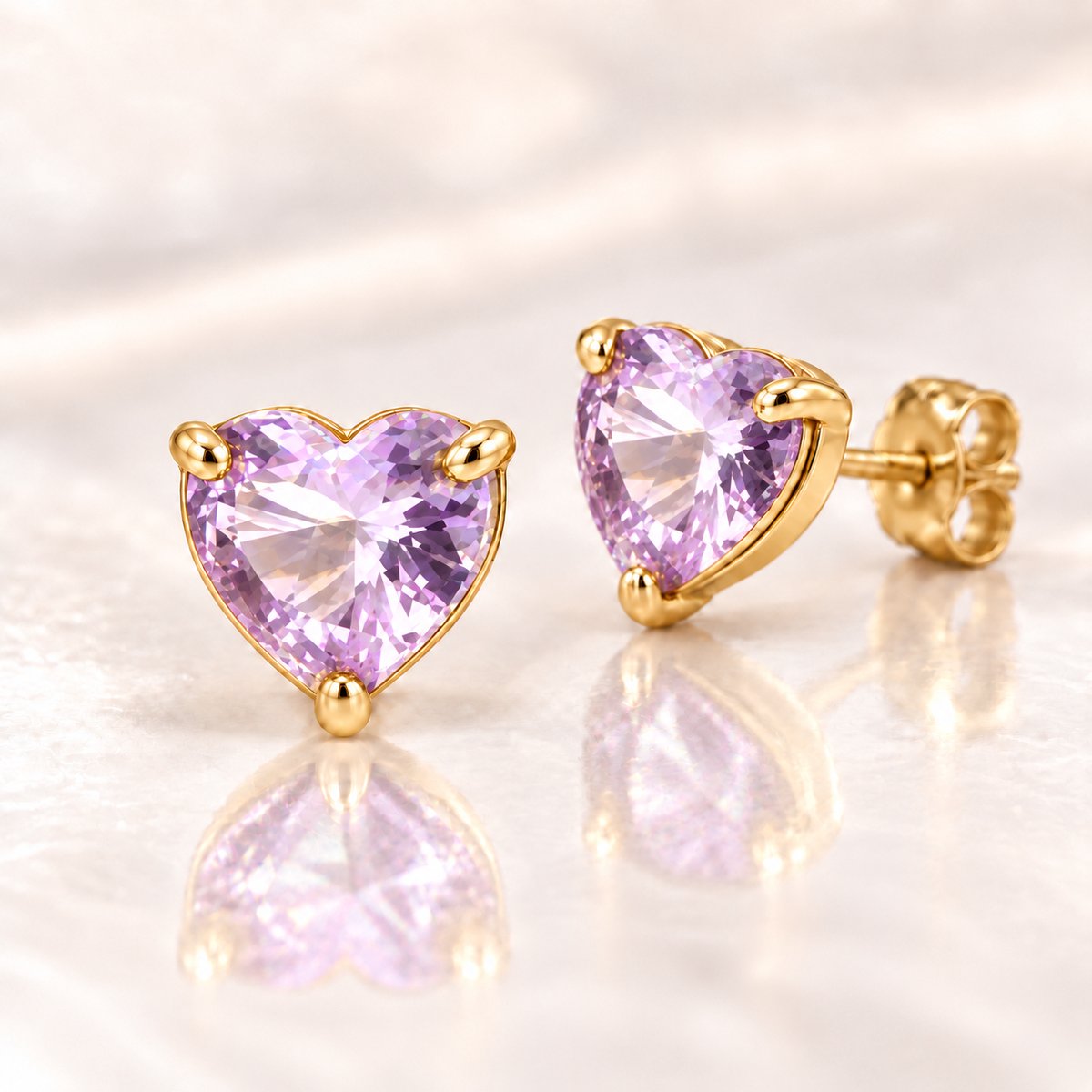 Maevi® Geboortesteen Oorbellen - Hartje / Heart - Maand: Juni - Kleur: Goud - Formaat: 9mm - RVS / Stainless Steel / Roestvrijstaal - Geboorte Sieraden / Kraamcadeau / Verjaardag - Oorbellen / Oorknopjes - Hoge Kwaliteit - Incl. Luxe Verpakking