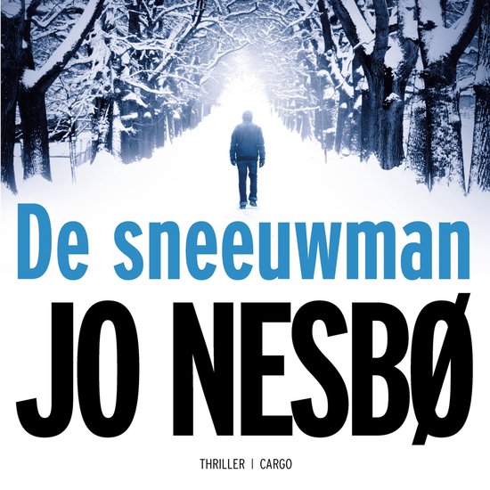 Boekomslag van "De sneeuwman" van Jo Nesbø, met een man die in de sneeuw over een pad loopt onder besneeuwde bomen.