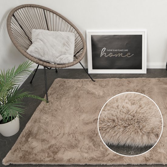 Taupekleurig hoogpolig vloerkleed met zachte textuur, getoond met ingezoomd detail en tekst 'THERE IS NO PLACE LIKE home'.
