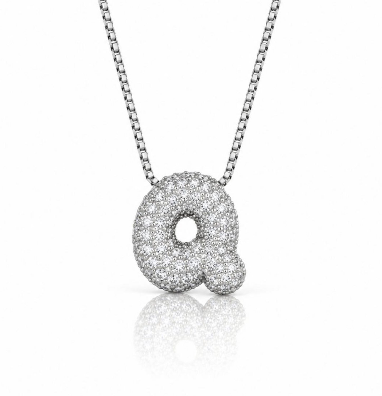 Maevi® Letter Ketting - Letter: Q - Glitter Letterketting - Zirkonia Ketting - Lengte: 40 cm - Incl. Luxe Verpakking - Verzilverd - Bubbel Letter - Zilveren ketting / Zilveren letter - Hoge Kwaliteit - Luxe Ketting - Cadeau voor Moeder / Mama