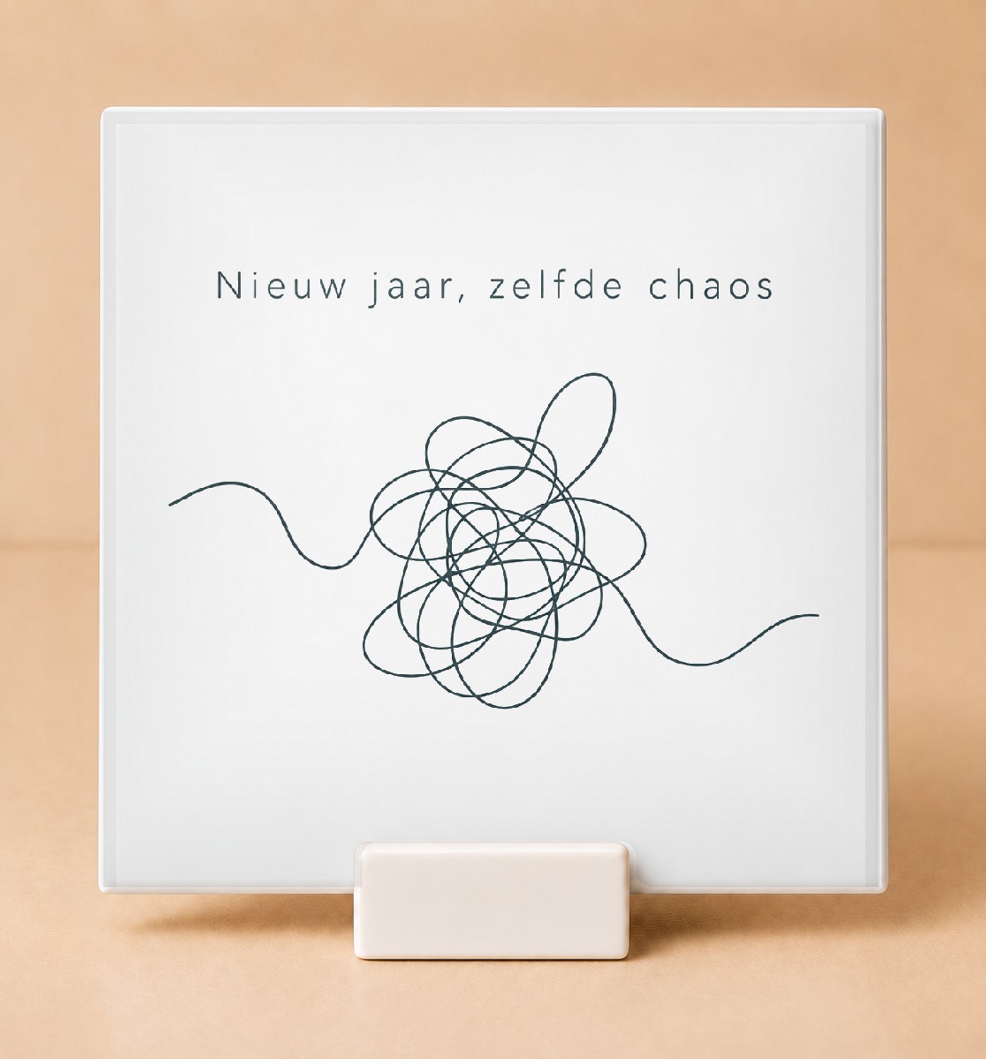 Bedruk King Strakke Nieuw jaar, zelfde chaos Tegel – Moderne typografische wanddecoratie voor humoristische interieurs - 11 x 11 cm met houder Wit
