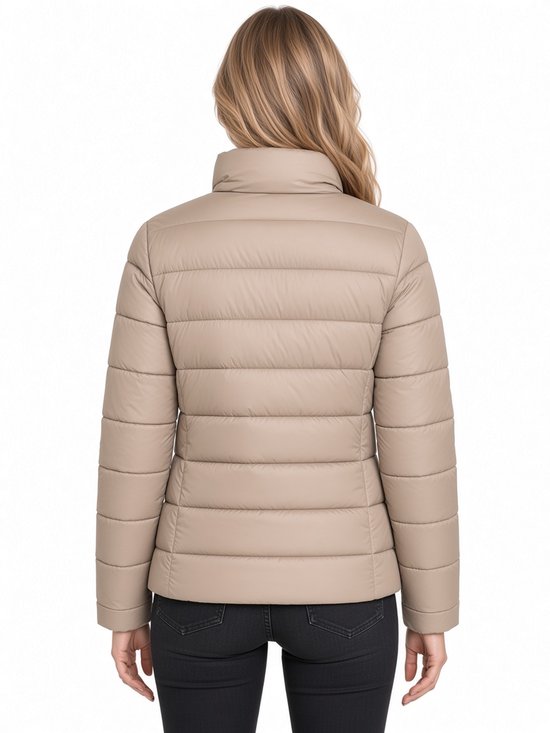 Achterkant van beige, gewatteerde damesjas met hoge kraag op een model.