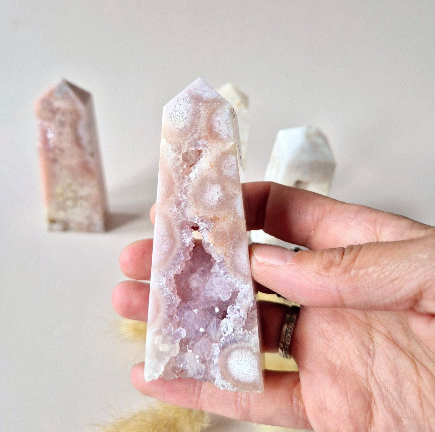 Moonlight Gemstones Pink Amethist Druzy Toren 7-9cm - Zachte kracht en rust voor het hart Meerkleurig