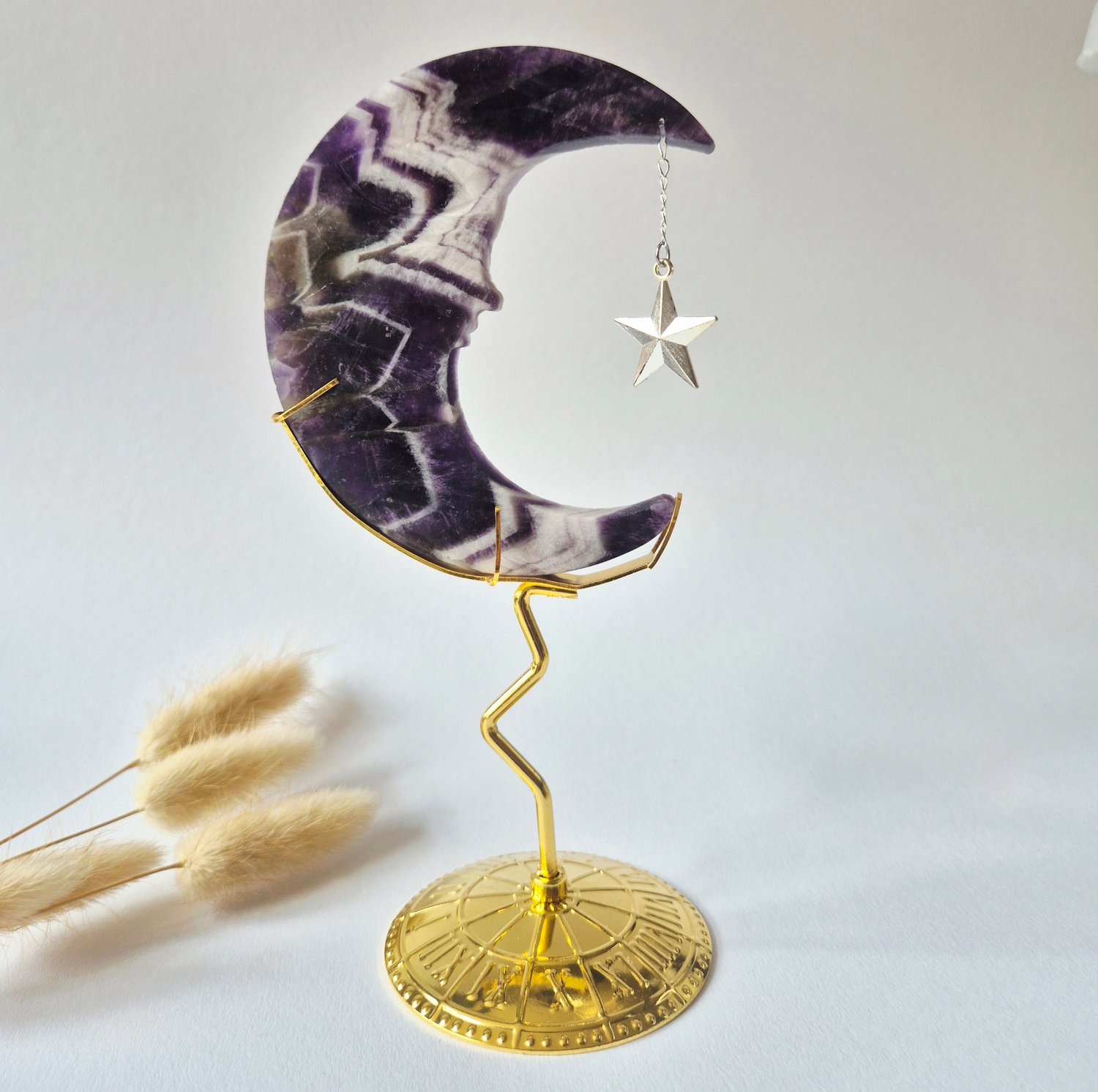 Moonlight Gemstones Dream Amethist Maan op Goudkleurige Standaard – 10cm #6 - Edelsteen Gezicht Gravure Spiritueel Interieur Meerkleurig