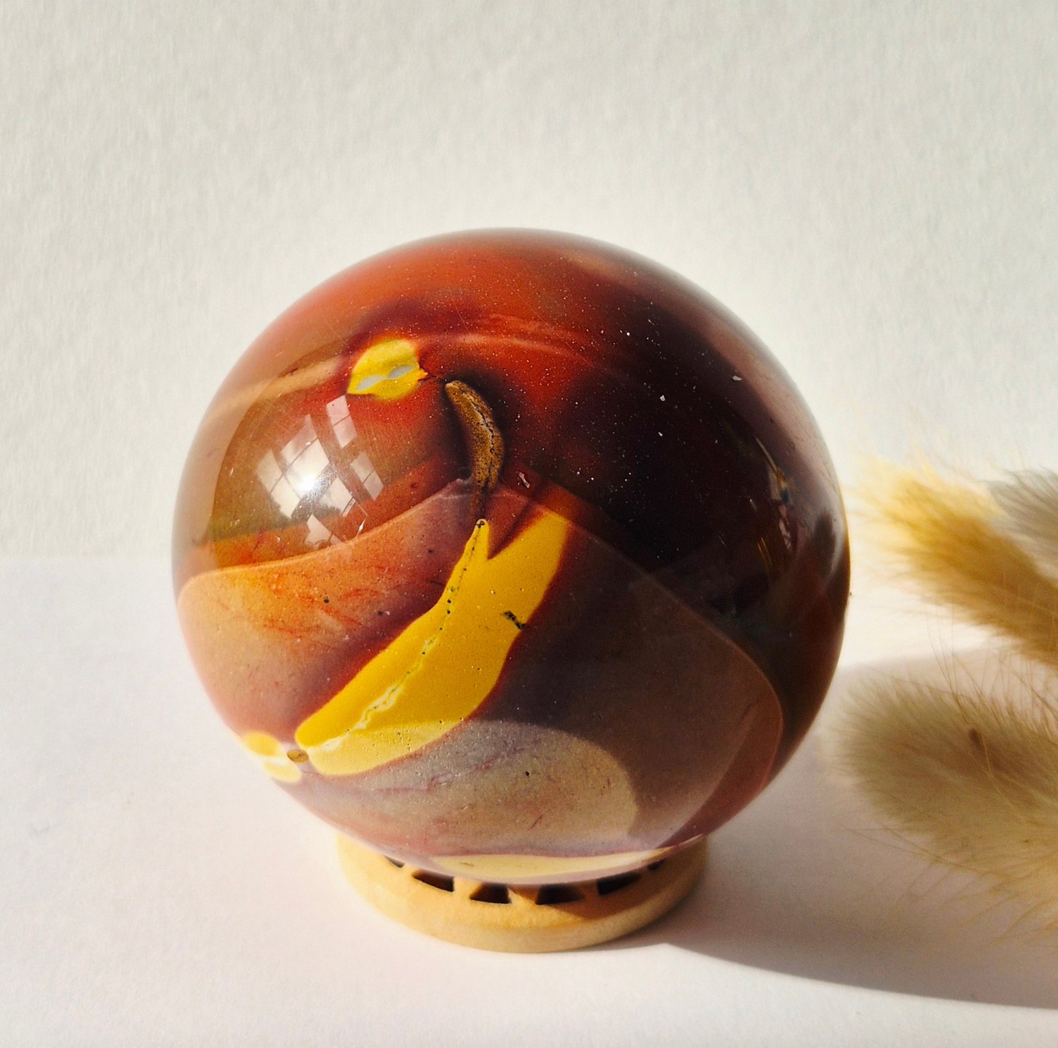 Moonlight Gemstones Mookaite Jaspis Edelsteen Bol – 63 mm | 239 gram Meerkleurig