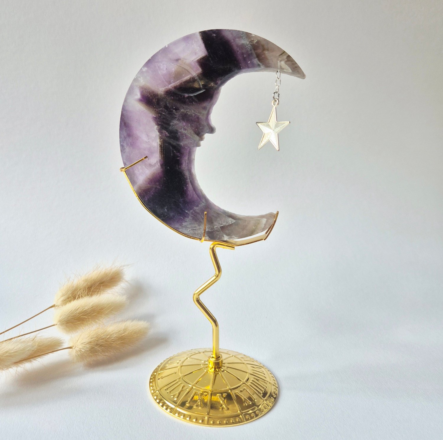 Moonlight Gemstones Dream Amethist Maan op Goudkleurige Standaard – 10cm #3 - Edelsteen Gezicht Gravure Spiritueel Interieur Meerkleurig