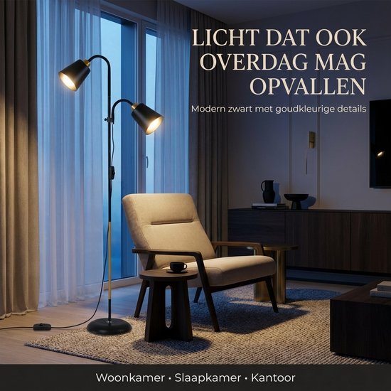 Zwarte staande lamp met twee gouden lampenkappen, verstelbaar. Getoond in een moderne woonkamer.