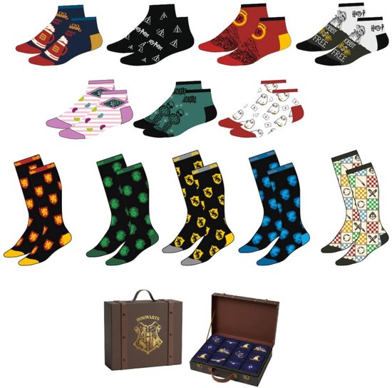 Een geschenkset met 12 paar Harry Potter sokken in verschillende ontwerpen, waaronder Hogwarts, de Deathly Hallows en Hogwarts Crest.