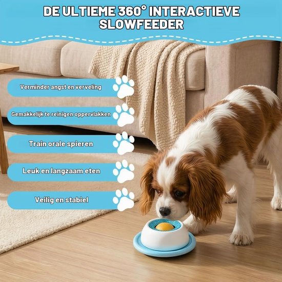 Een Cavalier King Charles Spaniel eet uit een blauwe en witte interactieve voerbak met een gele bal. De tekst vermeldt voordelen zoals verminderde angst en gemakkelijke reiniging.