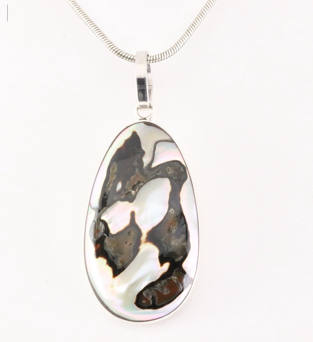 Zilveren hanger met Mexicaanse abalone schelp aan snake ketting