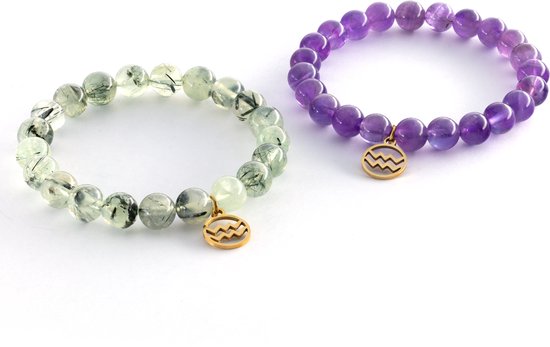 Twee armbanden op witte achtergrond: een groene Prehniet armband en een paarse Amethist armband, beide met gouden Waterman bedel.