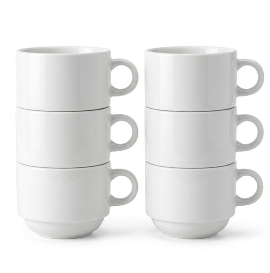 Zes witte stapelbare mokken met handvatten, elk met een subtiel verjongd ontwerp.