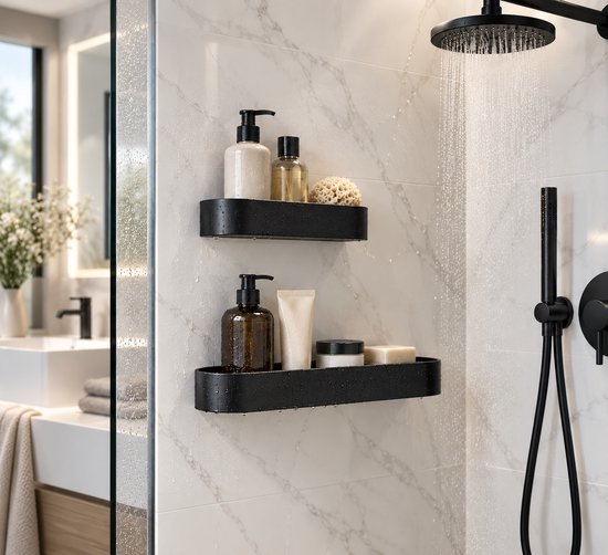 Étagères de douche noires dans une douche moderne avec distributeurs de savon, crèmes et savons. Jets d'eau.