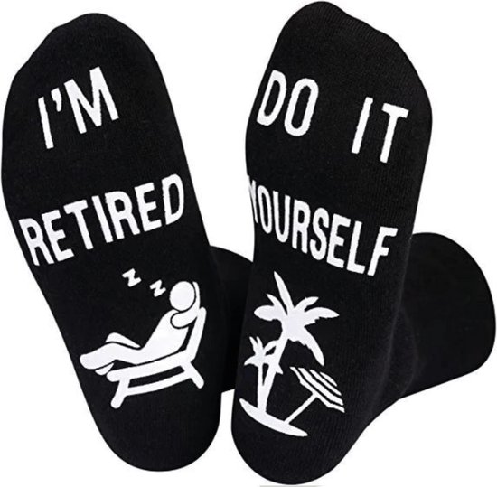 Zwarte sokken met op de zolen witte tekst: 'I'M RETIRED' met slapend figuurtje en 'DO IT YOURSELF' met palmboom en parasol.