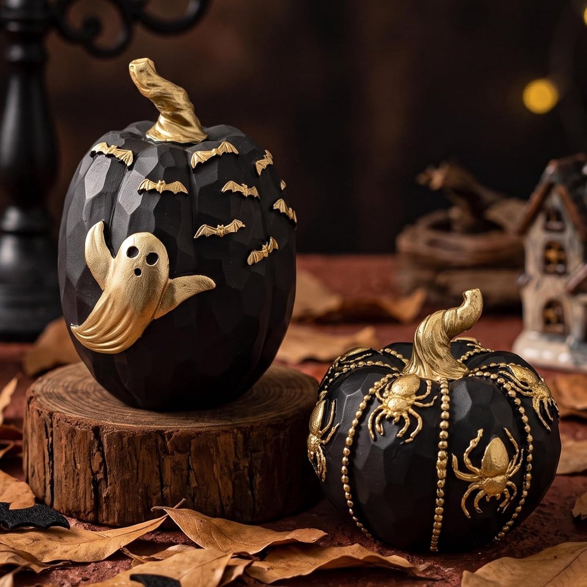 Zwarte en gouden pompoendecoratie set van 2, kunsthars faux pompoenen met spinnenweb spookvleermuis ontwerp, herfst woondecoratie indoor Thanksgiving tafel middelpunt voor open haard schoorsteenmantel