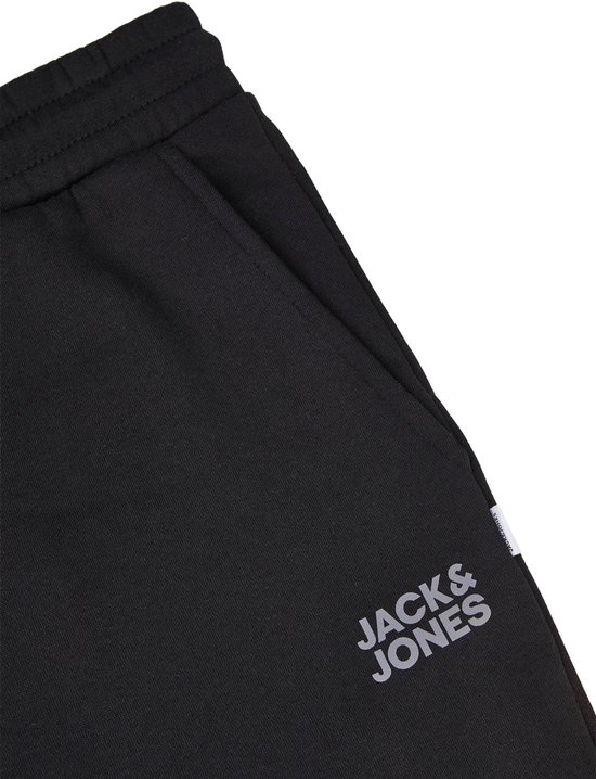 Close-up van zwarte joggingbroek met wit Jack & Jones logo op de broekspijp.
