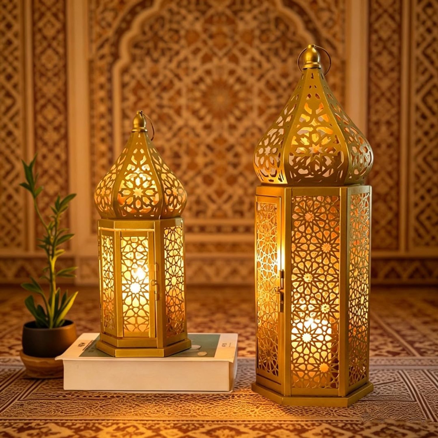 Set van 2 vintage Marokkaanse lantaarn, gouden metalen decoratieve kaarslantaarns, tuin hangende lantaarn Eid islamitische decoratie voor thuis woonkamer centerpieces binnen buiten Ramadan Party