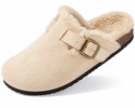 Beige clog met suède-look, bronzen gesp, zachte beige voering en een kurk-stijl zoolrand.