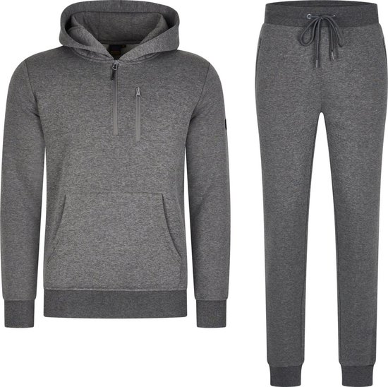 Survêtement gris anthracite avec sweat à capuche et pantalon, incluant une poche poitrine zippée et le logo Mario Russo.