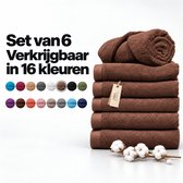 Stapel bruine handdoeken met Miss Towels-label, katoenbloemen en kleurkaart voor 16 opties. Tekst: Set van 6.