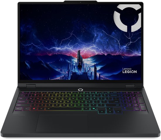 Lenovo Legion gaming laptop met RGB-toetsenbord en achtergrond met bliksem en futuristische stad.