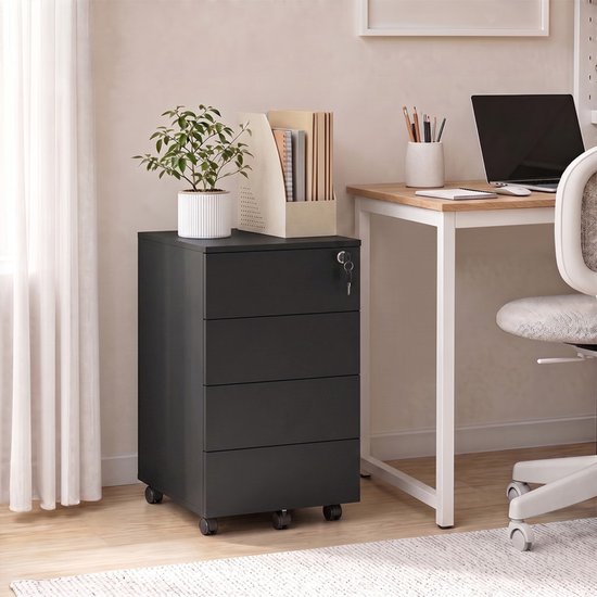 Zwarte archiefkast met 4 lades op wieltjes naast een bureau met kantoorplant en opbergbak voor documenten.