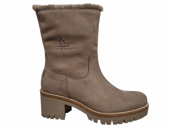 Zijkant van een taupe Panama Jack laars met bruine bontrand, blokhak en profielzool. Panama Jack logo op de schacht.
