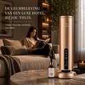 Gouden Nira Breeze aroma diffuser met digitale display en timerinstellingen. Naast een olieflesje 'Sirvent Orchid & Rose'.