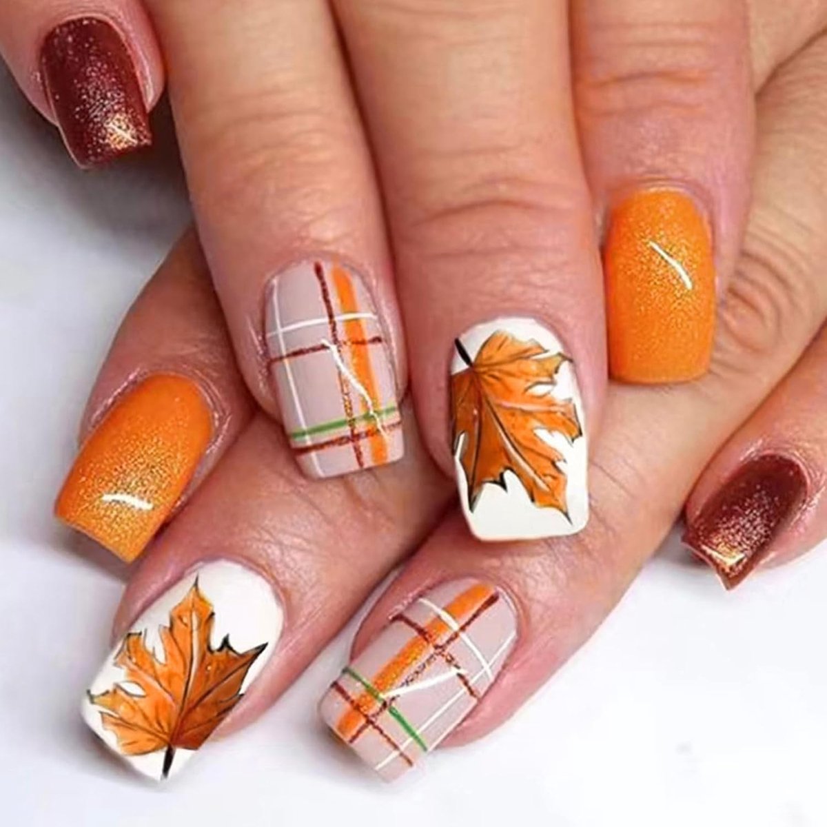 24 stuks French press-on nagels, kort, vierkant, oranje valse nagels met esdoornblad ruitpatroon, herbruikbare acryl glanzende gel, volledige dekking, nagels om op te plakken, voor vrouwen en