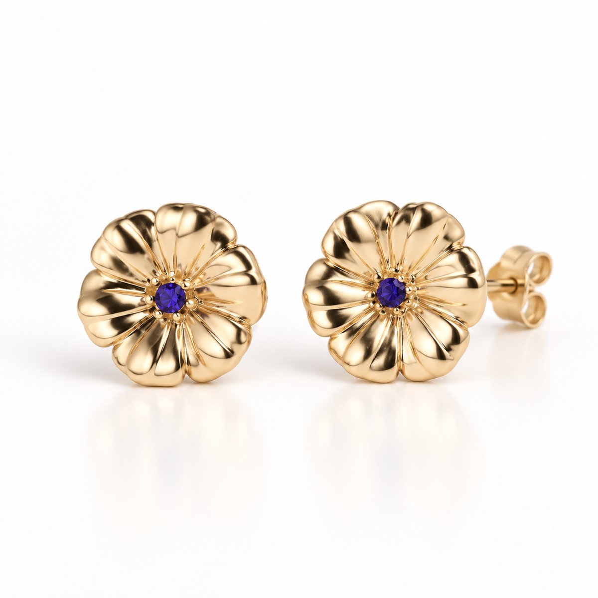 Maevi® Geboortebloem Oorbellen - Maand: September - Kleur: Goud - Geboortebloem & Geboortesteen - RVS / Stainless Steel - Hoge Kwaliteit - Verkleurt niet - Oorknopjes / Oorbel - Cadeau voor Vrouwen / Geboorte / Mama / Moeder / Kraamcadeau