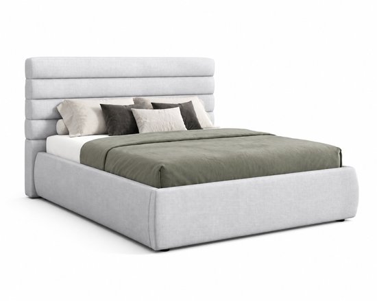 Lit double, rembourré en gris clair, avec une tête de lit rayée et une couverture vert mousse avec des coussins décoratifs. Le cadre de lit est entièrement rembourré.