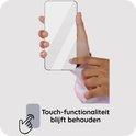Hand die een smartphone met aangebrachte screenprotector aanraakt met behoud van touch-functionaliteit.