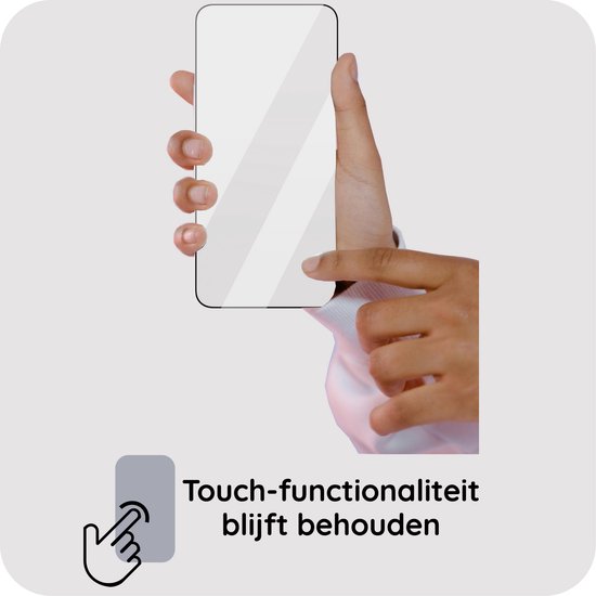 Hand die een smartphone met aangebrachte screenprotector aanraakt met behoud van touch-functionaliteit.