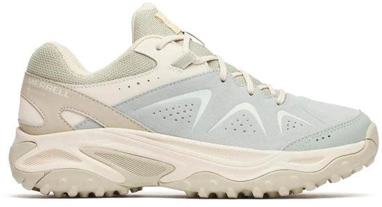 Lichtgrijze Merrell Gore-tex wandelschoen met beige accenten, robuuste zool en Merrell-logo op de hiel.