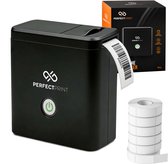 Zwarte PerfectPrint labelprinter met witte labels en een stapel stickerrollen ernaast. Verpakking rechtsboven.
