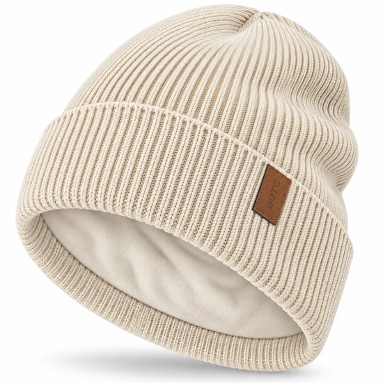 Gebreide beige muts met opgerolde rand en een bruin leren label met 'BOTC'.