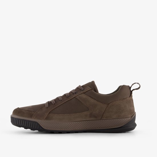 Zijkant van een bruine suède herensneaker met veters, donkere zool en treklipje aan de hiel.
