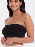 Zwarte bandeau top met gerimpelde voorkant, gedragen door een vrouw met lange, donkere haren.