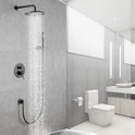 Zwarte inbouw doucheset met grote regendouche en handdouche, met stromend water.