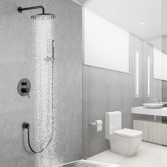 Zwarte inbouw doucheset met grote regendouche en handdouche, met stromend water.