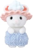 Witte Sylvanian Families broer met roze oortjes, een blauw bubbelbad-badjas en een roze badmuts met blauwe dot.