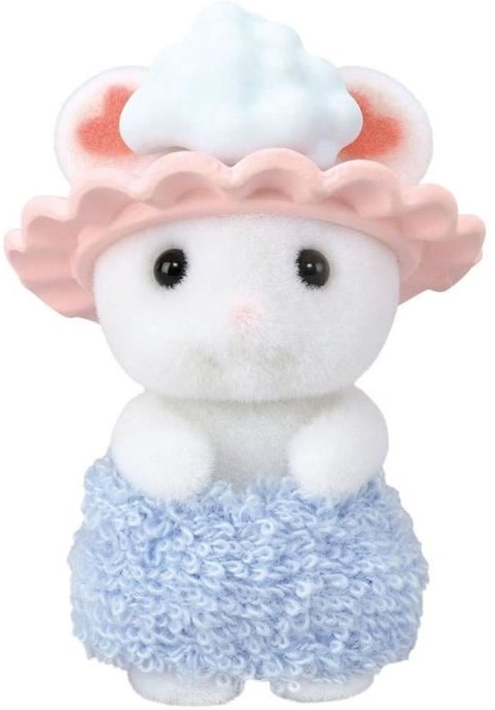 Witte Sylvanian Families broer met roze oortjes, een blauw bubbelbad-badjas en een roze badmuts met blauwe dot.