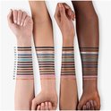 Lippenpotloodswatches op vier verschillende huidtinten, met nummers ernaast.
