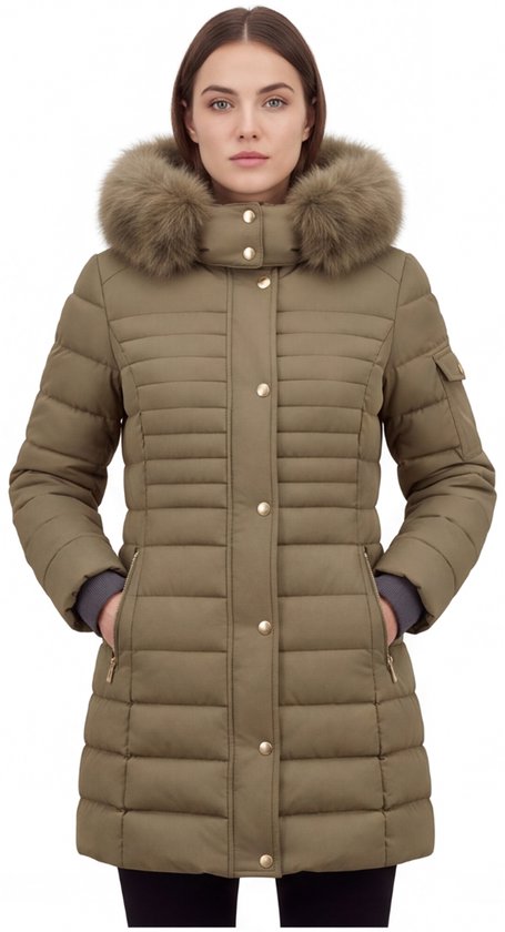 Model draagt een olijfgroene winterjas met gouden knopen, ritszakken en een capuchon met bontkraag.