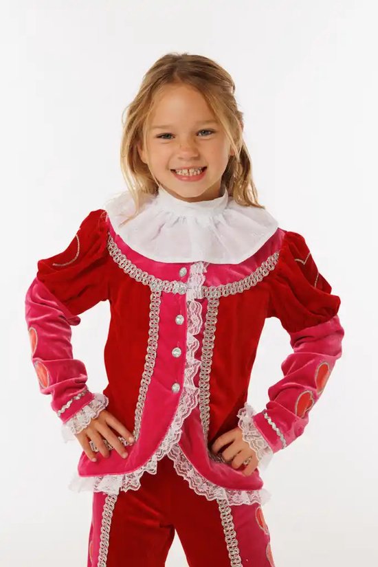 Close-up van kind in rood en roze fluwelen kostuum met hartjes en kanten kraag.
