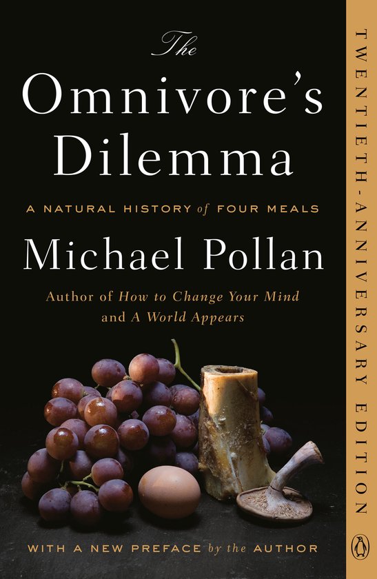 Boekomslag 'The Omnivore's Dilemma' van Michael Pollan met een stilleven van druiven, een bot, een ei en een paddenstoel.