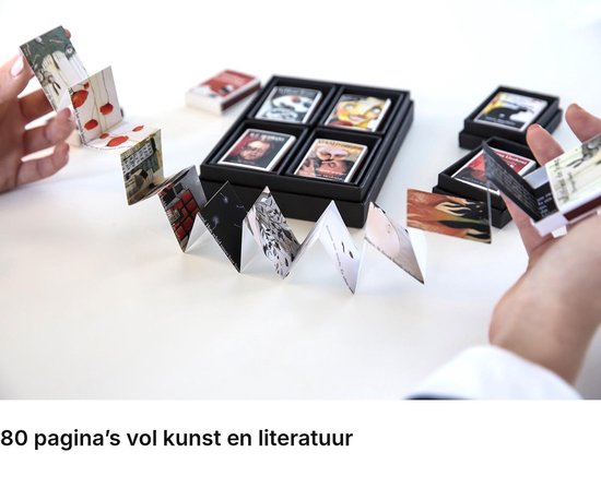 Handen houden een lang, uitgevouwen harmonica-boekje vast naast een doos met meerdere kleine kunstboeken.