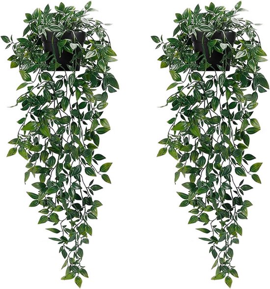 Twee identieke kunstmatige hangplanten met groene bladeren en zwarte potten, geïsoleerd op witte achtergrond.
