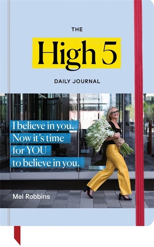 Le livre 'The High 5 Daily Journal' avec le texte 'I believe in you. Now it's time for YOU to believe in you.' et une femme tenant un bouquet.