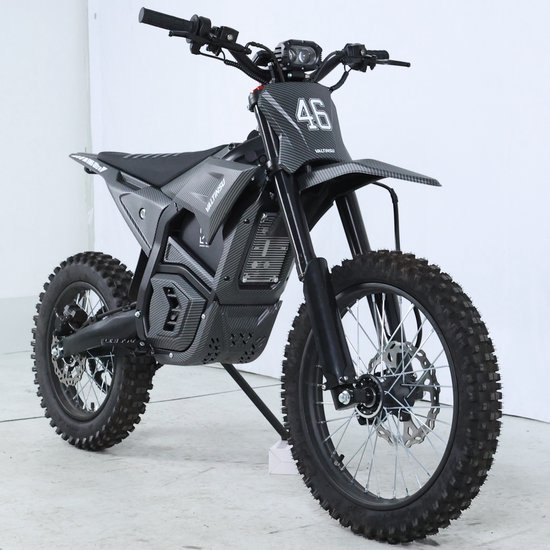 Moto tout-terrain électrique noire avec motif en fibre de carbone, debout sur un support blanc en studio.